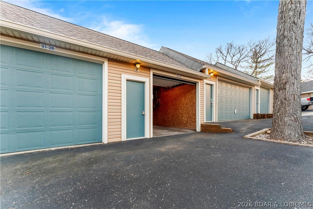 Image 4: Garage