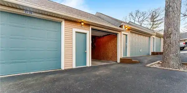 Image 4: Garage