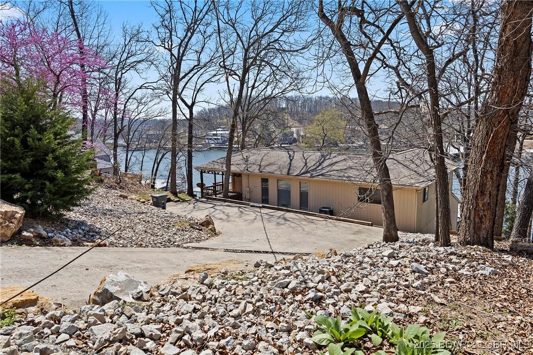 Image 2: Concrete driveway, lots of parking, room for a gar