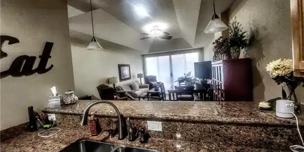 Image 4: Spacious Kitchen w/stainless appliances