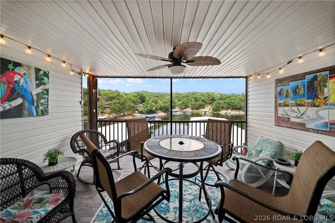 Image 1: Great deck to entertain thats screened-in and tile