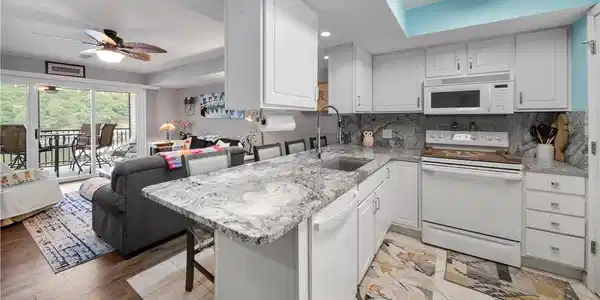 Image 2: Upgraded kitchen with beautiful granite countertop