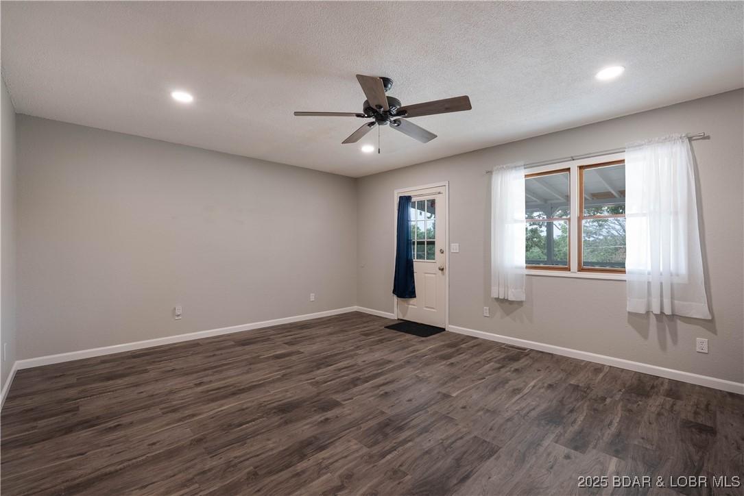 Image 3: Spacious living area