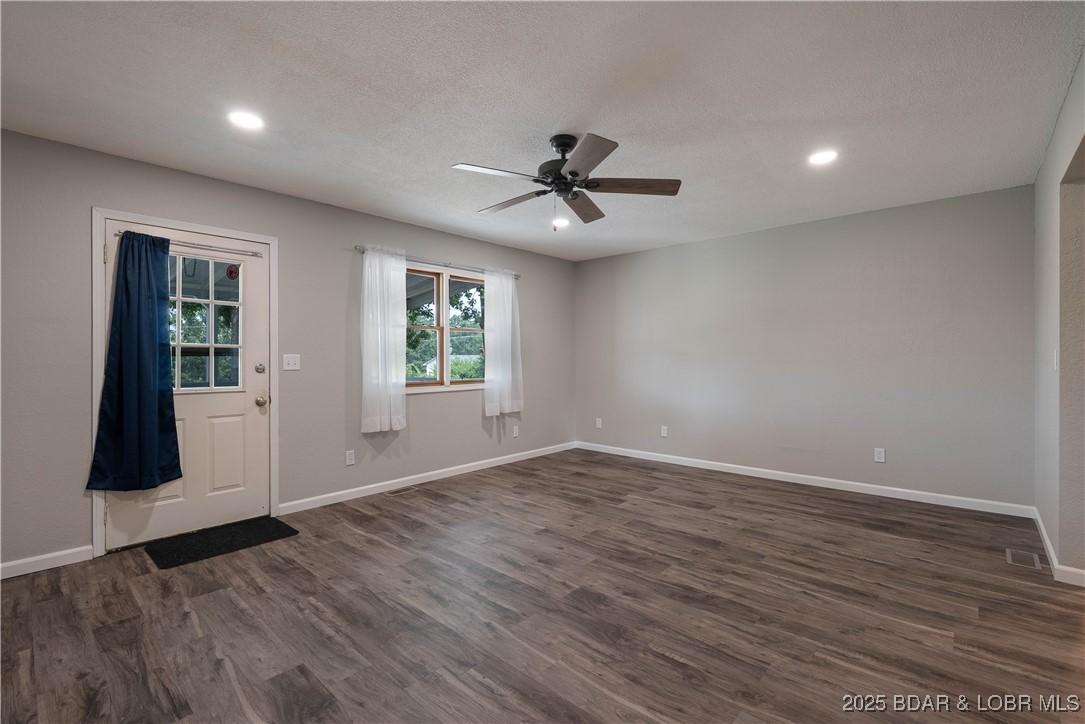 Image 4: Living Room