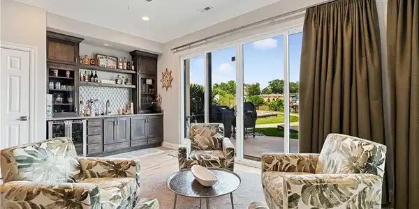 Image 2: Sunroom area with bar