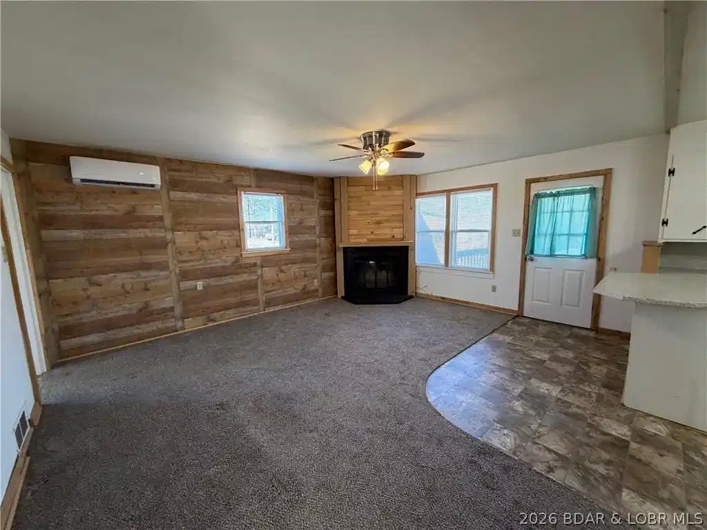 Image 1: Spacious Living Area