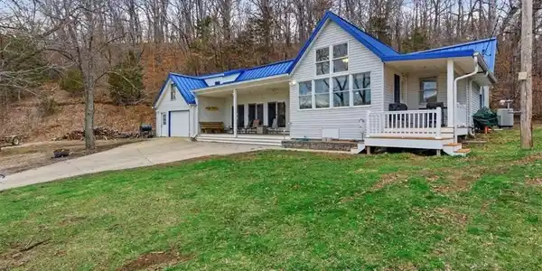 Image 3: Yard for kids and pets