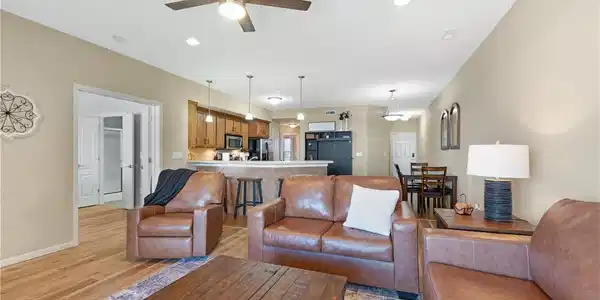 Image 3: Bright and spacious open layout