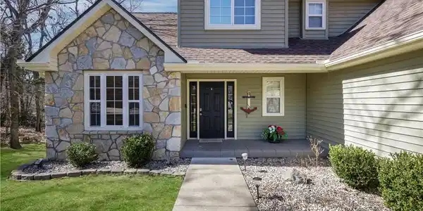 Image 2: Fantastic starter home, on a quiet cul-de-sac. Per