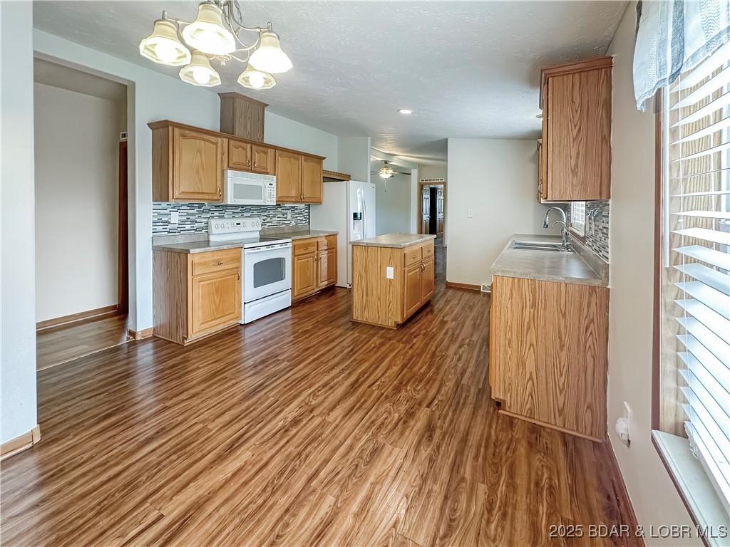 Image 4: Kitchen