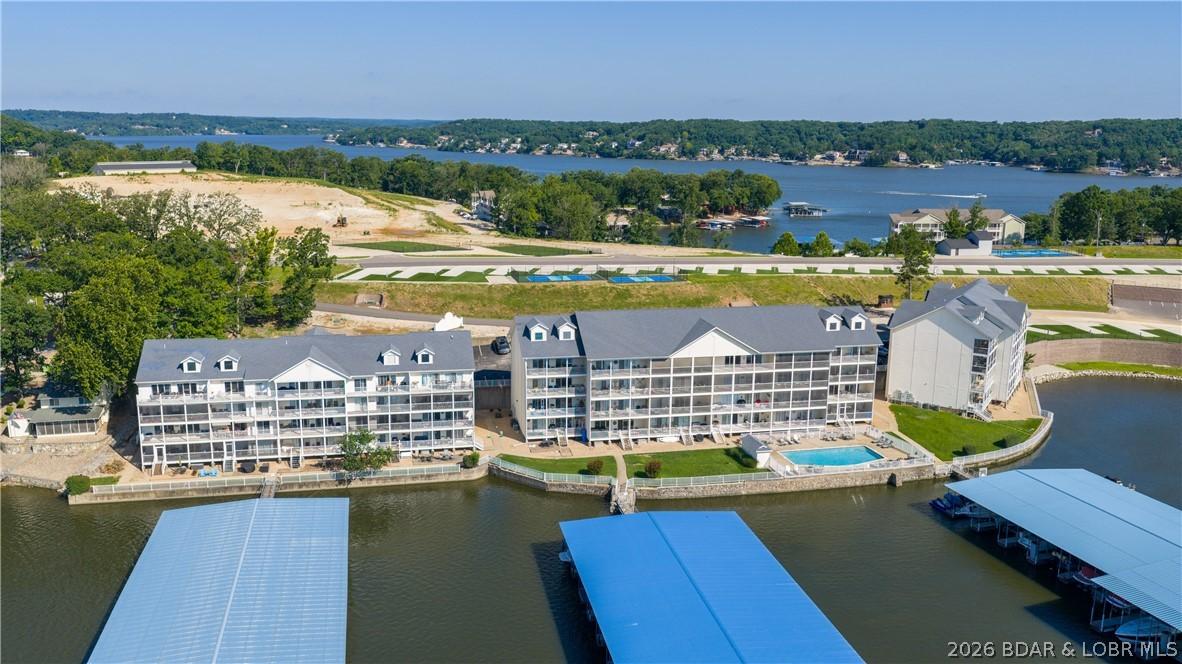 Image 2: Are you looking for a lakefront condo where you ca