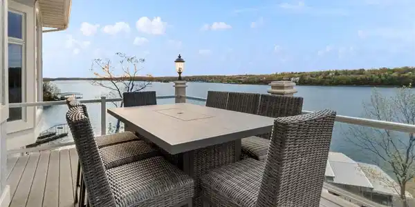 Image 4: Unobstructed Lake Views