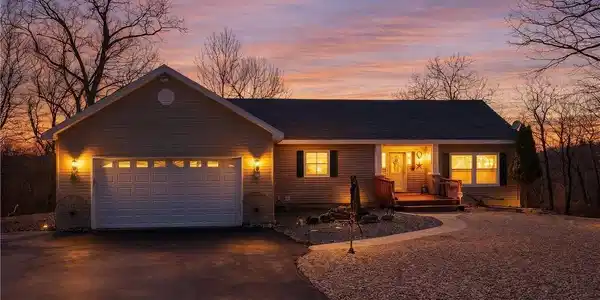 Image 2: Lake View Home