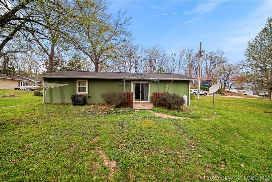 Image 3: Easy one-level living and a FLAT LOT!