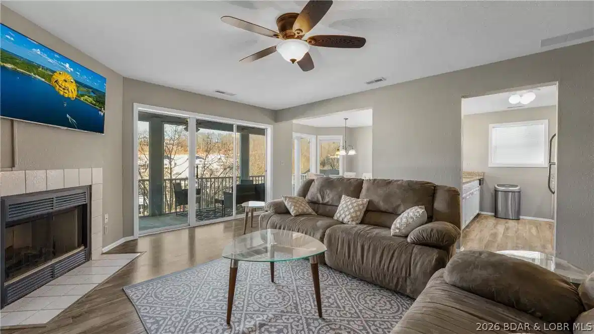 Image 1: Spacious Condo with outstanding lake view from lar