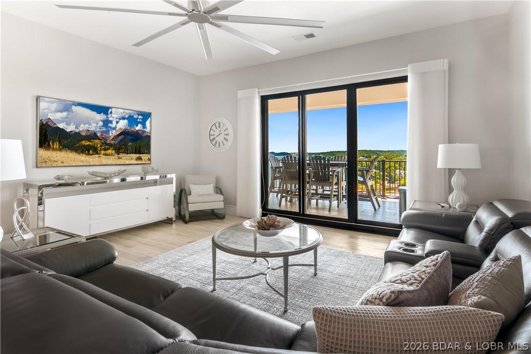 Image 2: Club Level Unit with 8 foot doors and 10 foot ceil