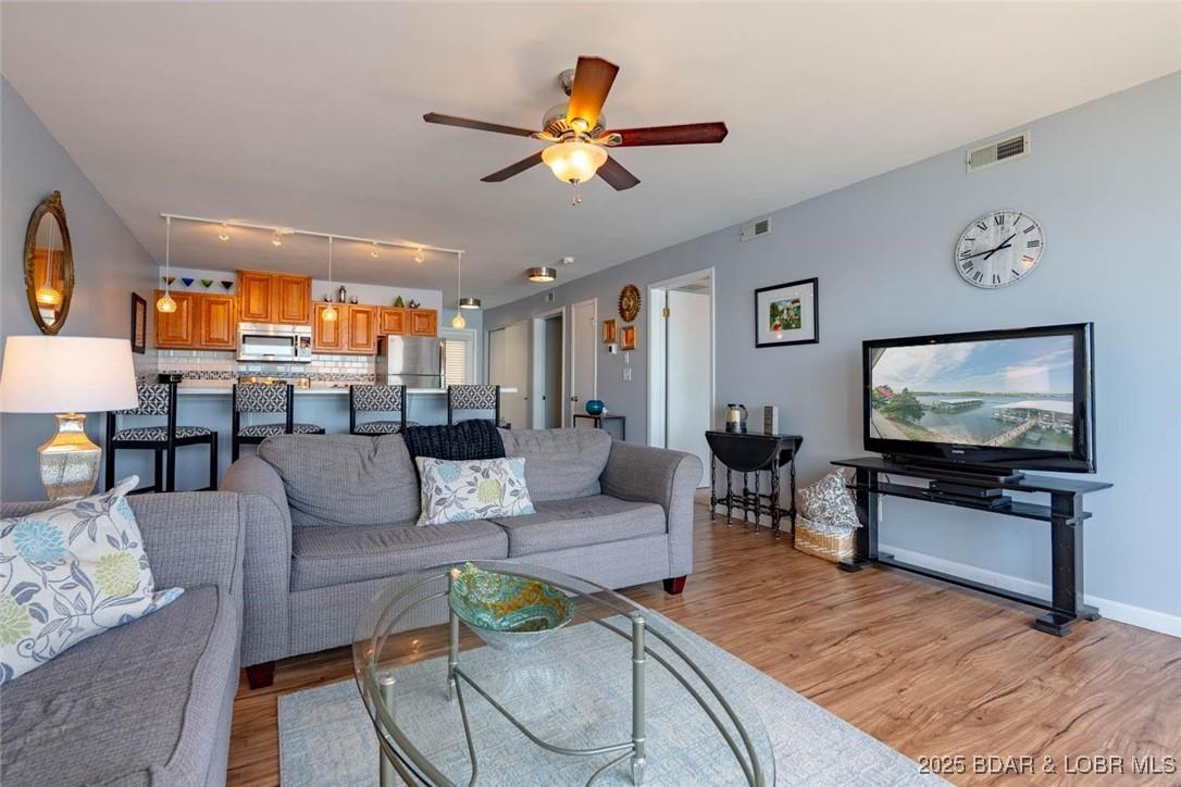 Image 4: Open floor plan great for entertaining