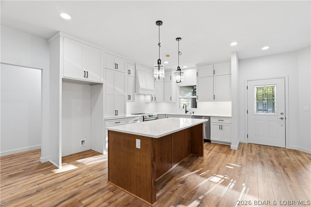 Image 4: Custom Chef's Kitchen with ceiling height cabinetr