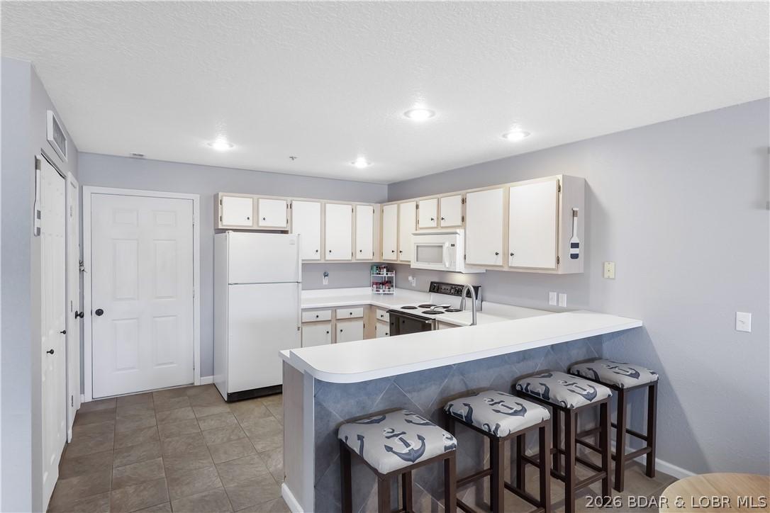 Image 3: Casual counter hangout