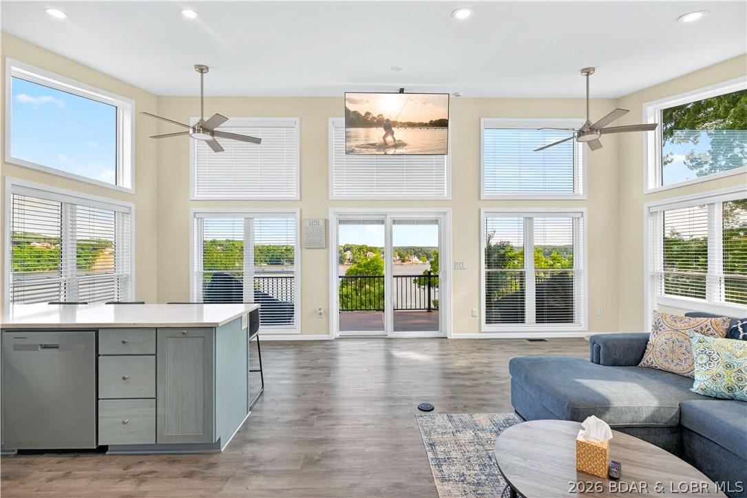 Image 4: Lakeview house