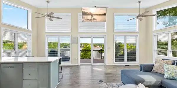 Image 4: Lakeview house