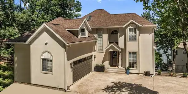 18 Valencia Drive