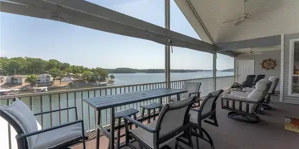 Image 4: Vaulted deck ceilings