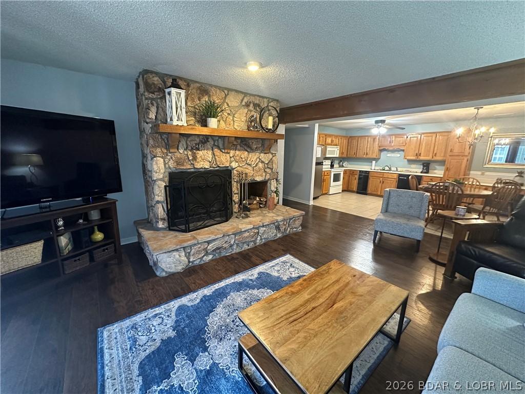 Image 1: Nice Open Floor Plan