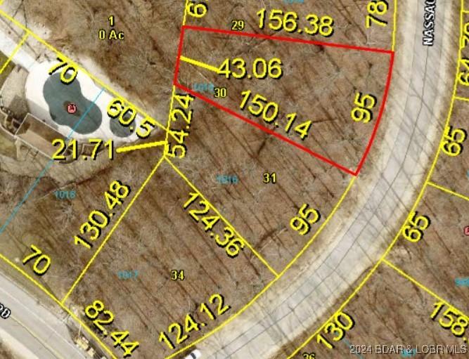 Image 2: Easy access to lot and close to community pool