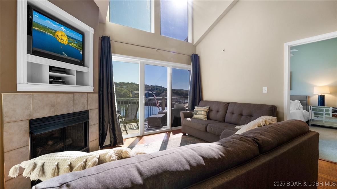 Image 3: Tall Lofted ceilings in living room