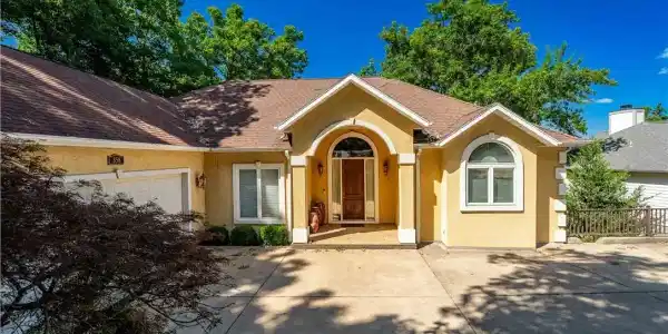 858 Via Del Lago Drive
