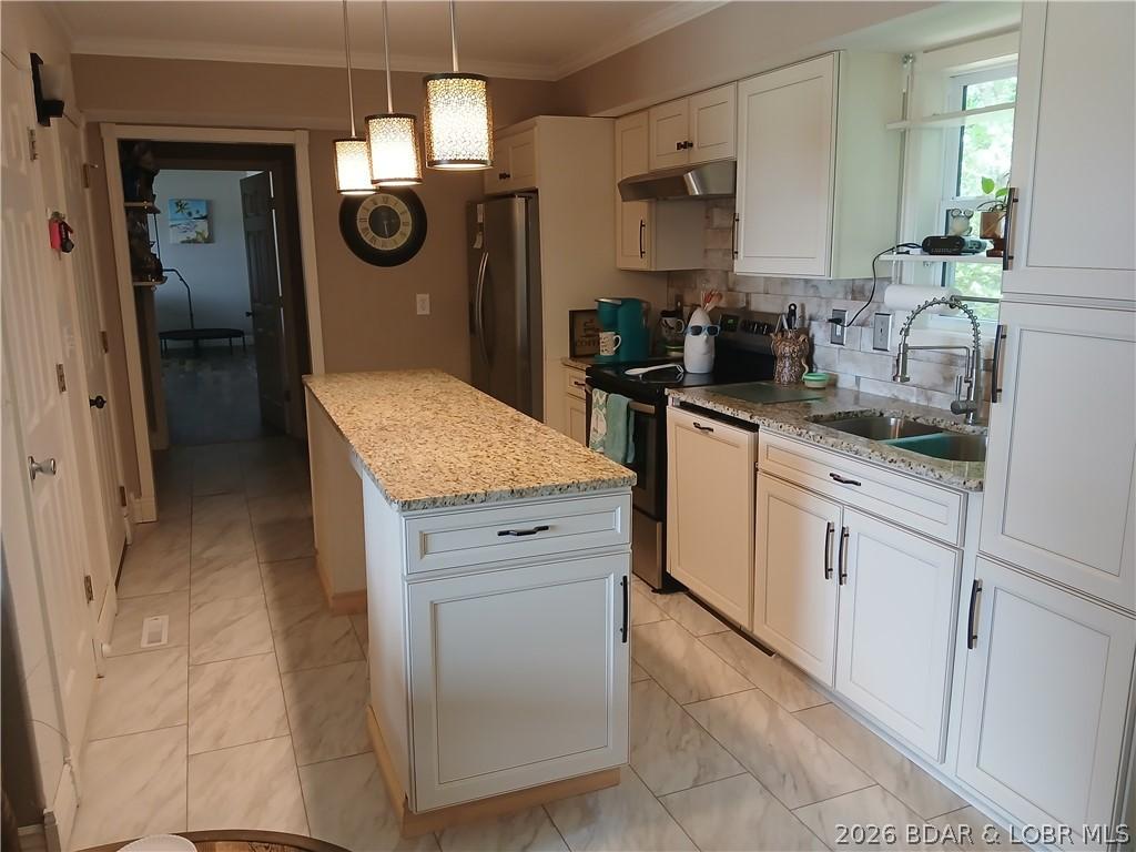 Image 4: ..... kitchen which has a nice window over the sin