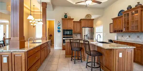 Image 4: Beautiful kitchen with plenty of counters, cabinet