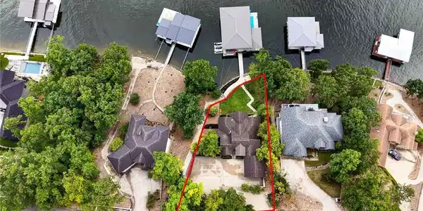 Image 4: Over 1/2 acre lot w/144 ft lakefront and GREAT par