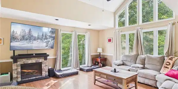Image 3: Huge vaulted livingroom
