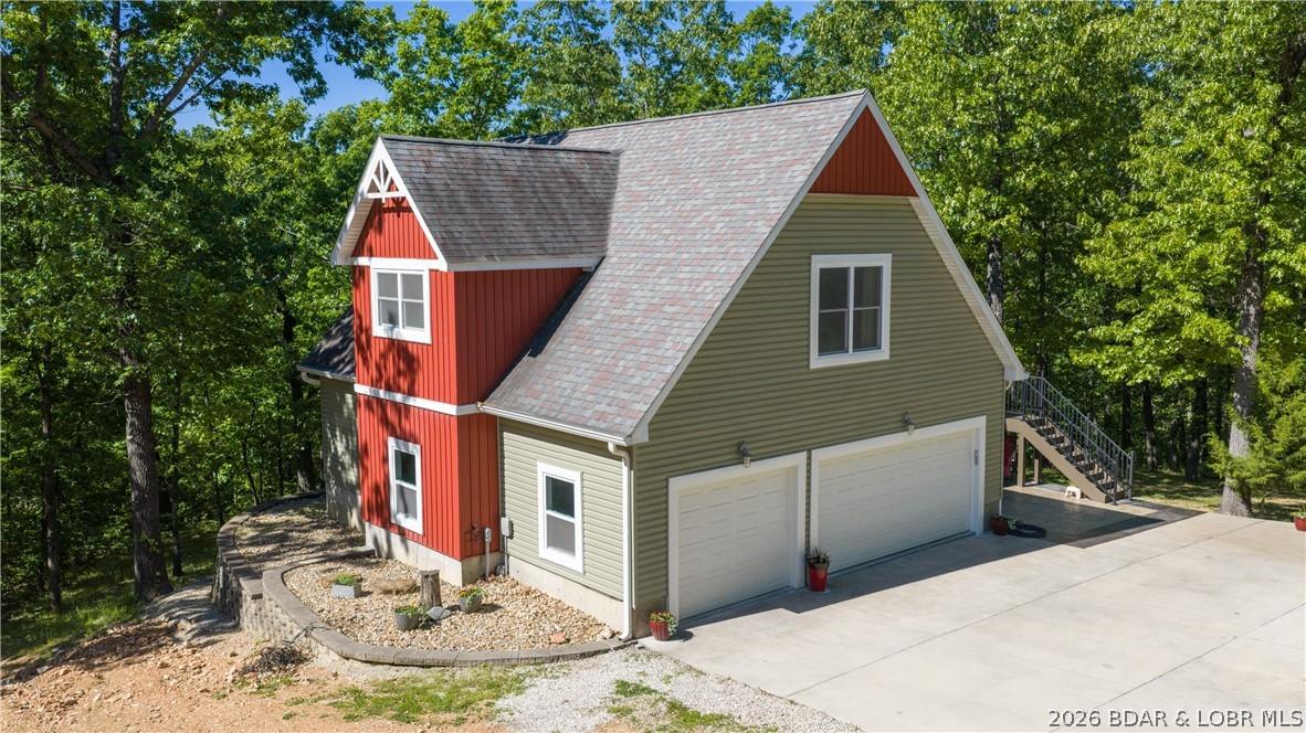 Image 2: Main Home w/3 car garage