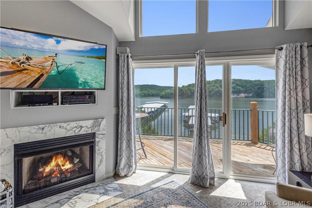 Image 3: Spacious two level condo