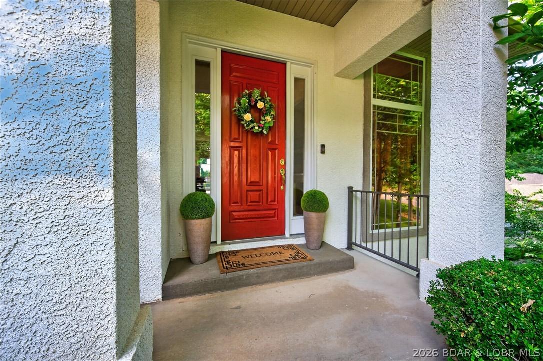 Image 3: Inviting entry