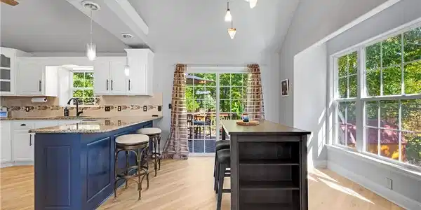 Image 4: Gorgeous floors through out