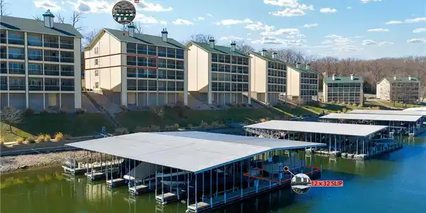 Image 3: Lakeside of unit