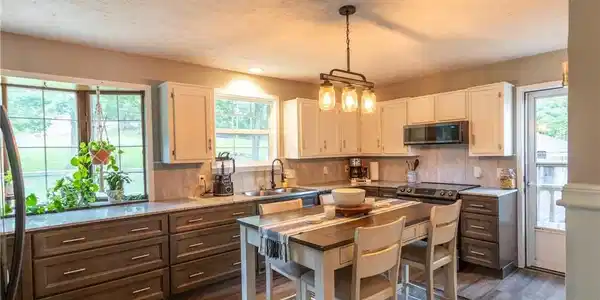 2439 Mohawk Lane