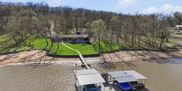 Image 2: 300 ft + shoreline