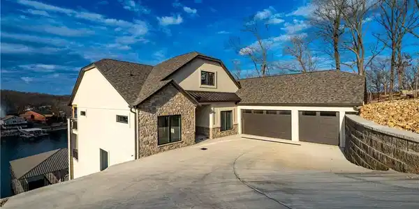 Image 4: Easy Driveway with plenty of parking