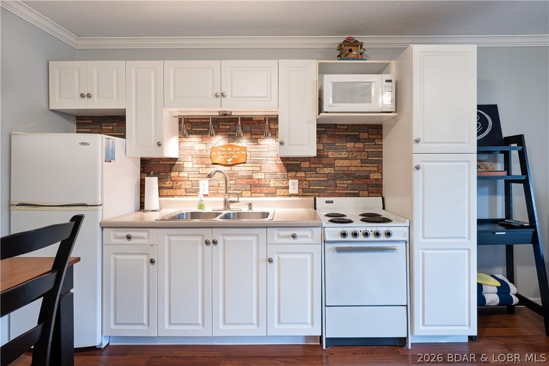 Image 3: Refrigerator, stove & microwave included!