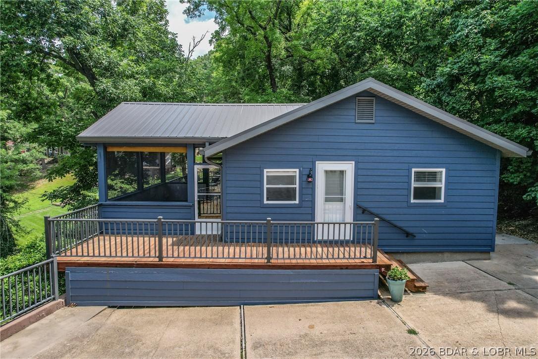 Image 4: Charming lakefront home - And completely renovated