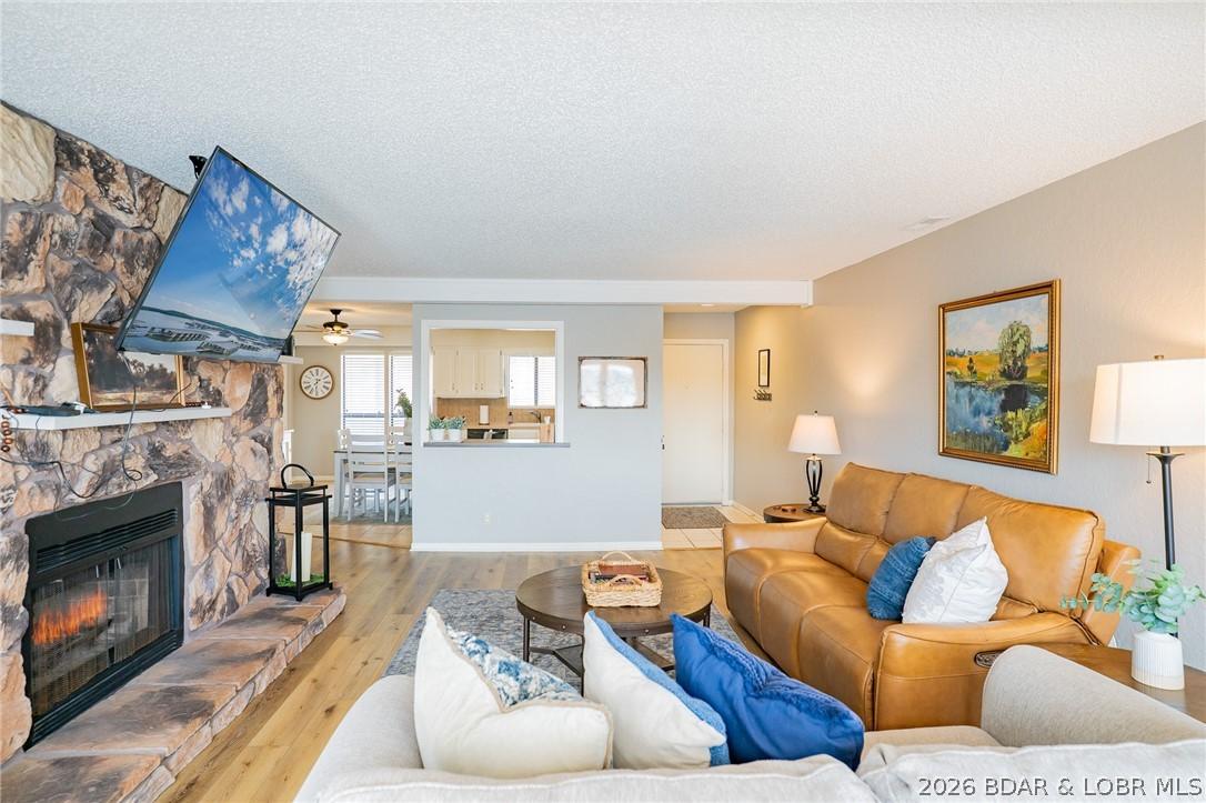 Image 2: Cozy living room
