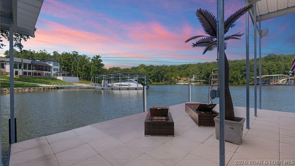 Image 4: Swim deck, room for tanning and wetbar/tiki hut on