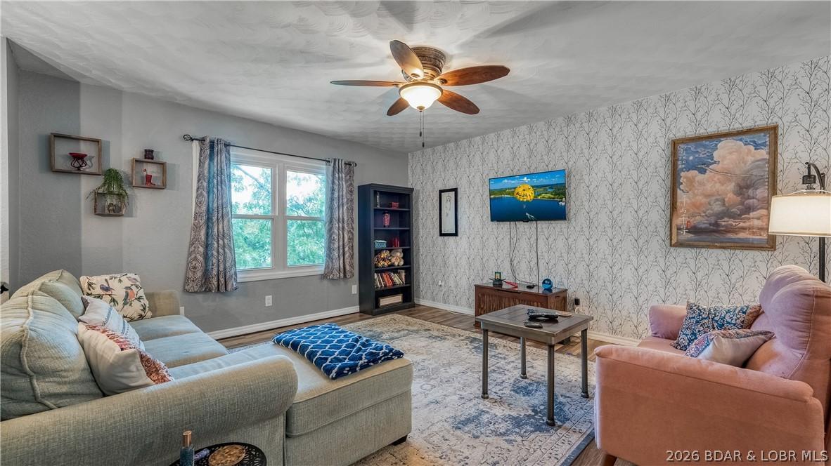 Image 3: Large living room