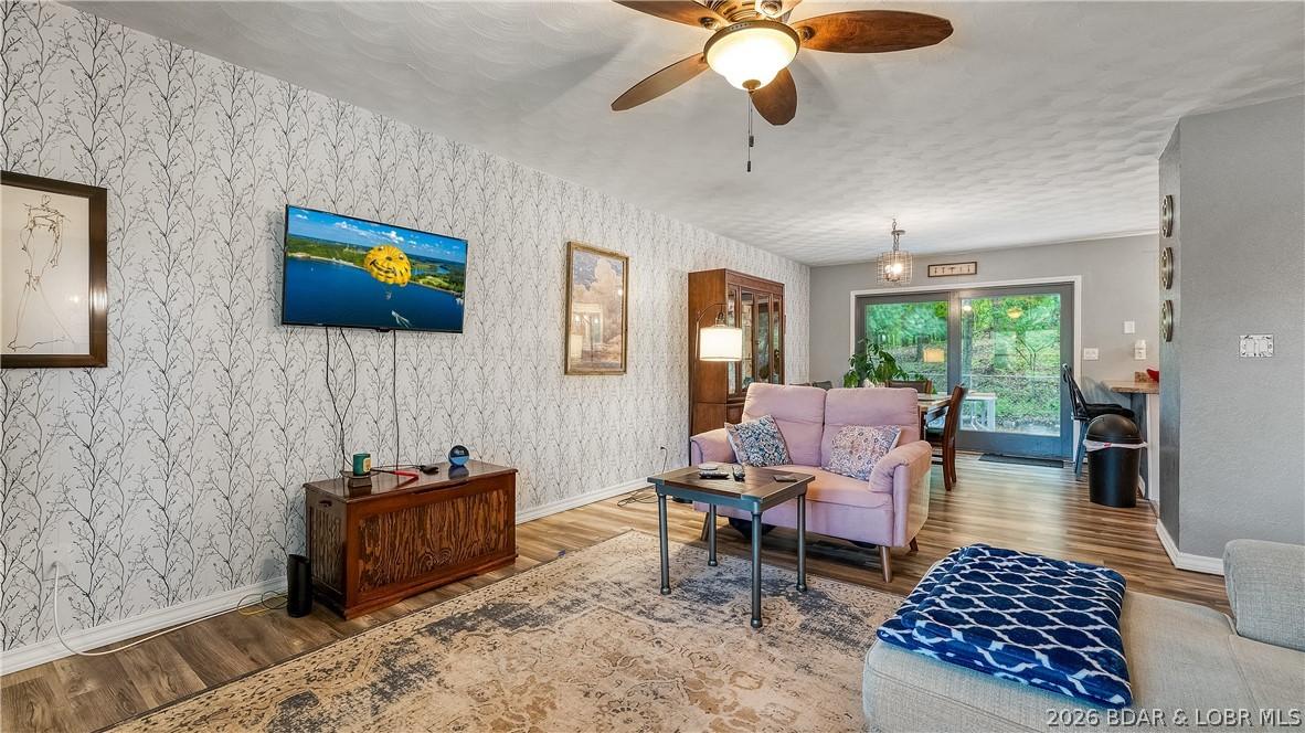 Image 4: Living room