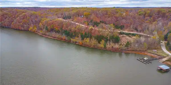 Image 3: 6000 ft +/- lakefront